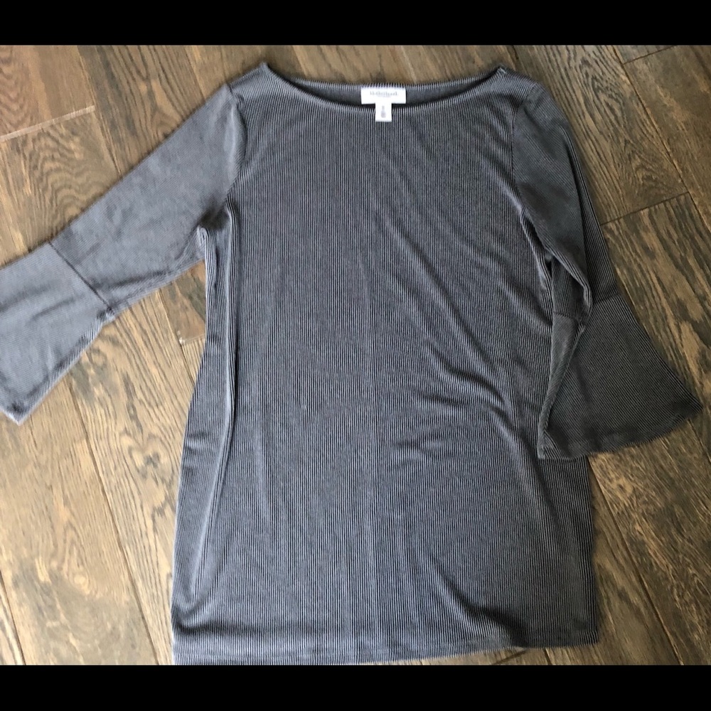 Gray ribbed 3/4  bell sleeve blouse.